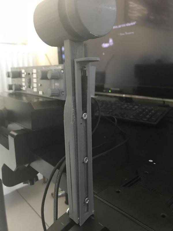 Dash8 Q-400 power lever latch