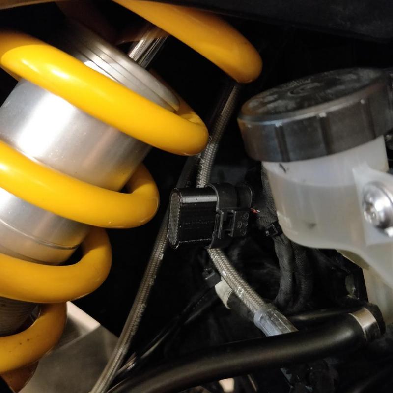 Cover for a disconnected exhaust-baffle servo connection