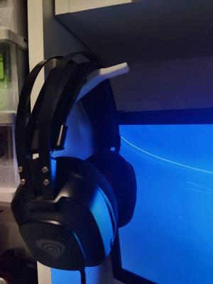 Headphones hanger