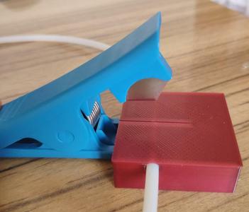 Bowden tube cutter guide