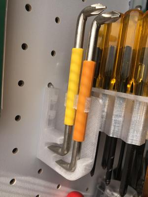 Offset screwdriver holder for pegboard