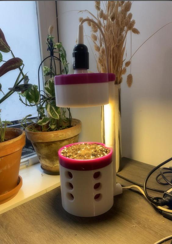Desk pot with grow lamp