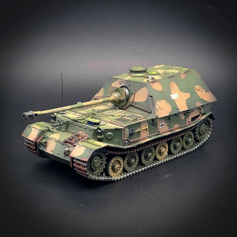 Panzerjager Tiger (P) 8.8 cm PaK 43/2 L/71 “Elefant” (Sd.Kfz.184) + 3 Tankmen (Germany, WW2)