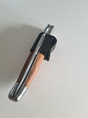 Retainer clip for Laguiole knife