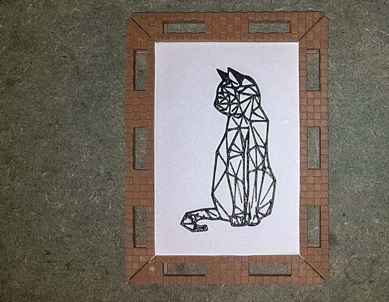 Picture frame (11x15.9x1cm) with integrated nuts