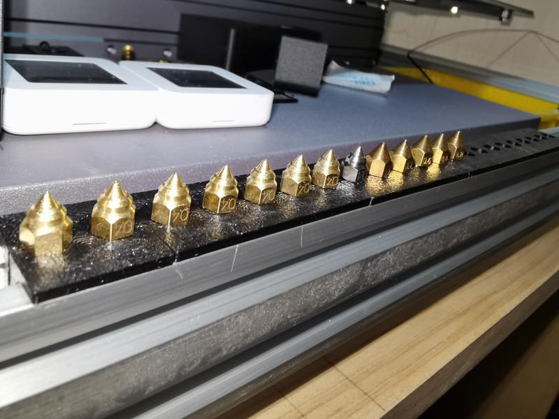 Nozzle support for 2020 profile