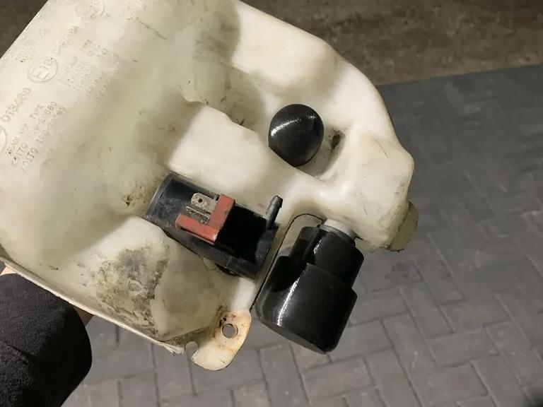 Washer reservoir plug Subaru