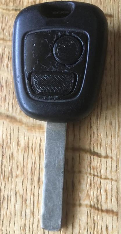 Peugeot 307 (2004) remote control key button (closing)
