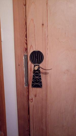 KLIKA SE ŠTÍTKEM Nikola Tesla -  HANDLE WITH LABEL Nikola Tesla