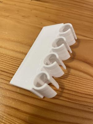 Desktop 90 degree cable keeper