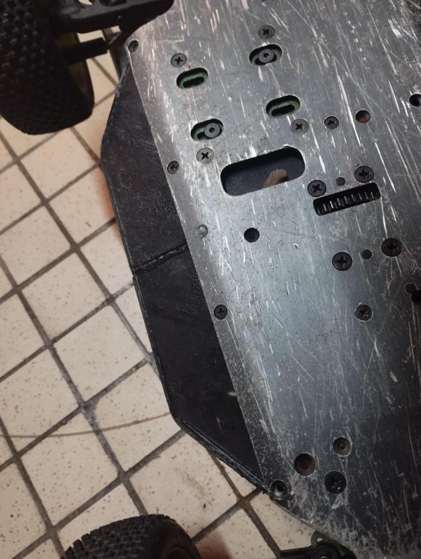 Side protector for 1/8 RC buggy