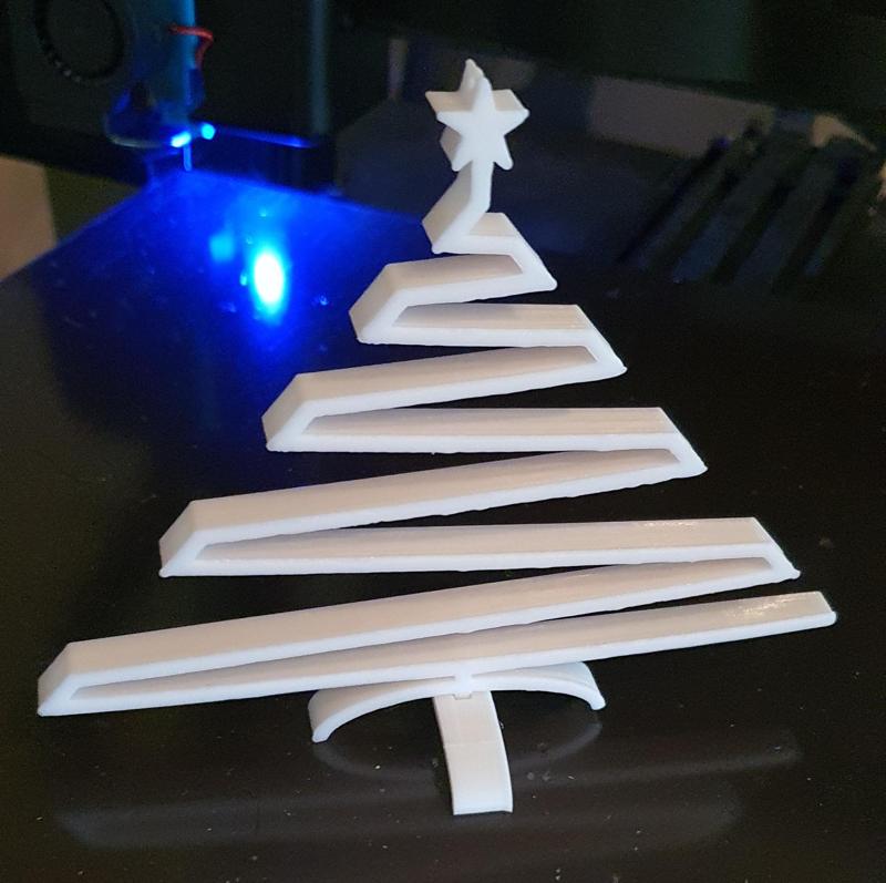 Funny swinging Christmas tree with star - lustig schwingender Weihnachtsbaum mit Stern - christmas present