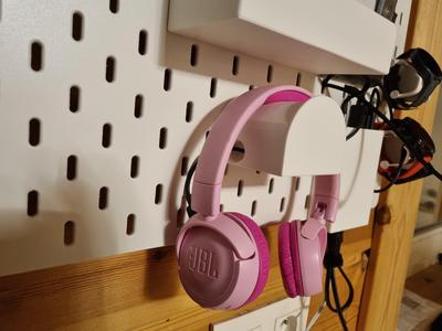 Skadis headphone holder with cable passthrough