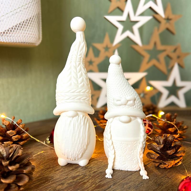 The gnome family Gisela and Gustav together to print and mill themselves