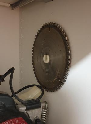 Saw blade holder (wall mounting)