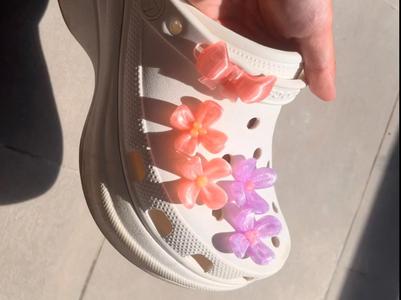 Flower Crocs shoe charms that won't rub the instep, osmanthus and cherry blossom styles