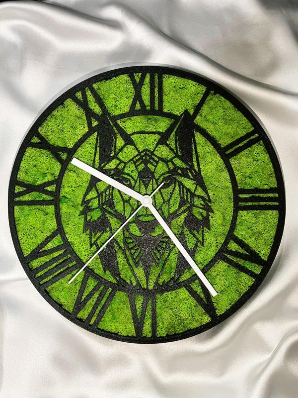 wall-mounted watch with stabilized moss