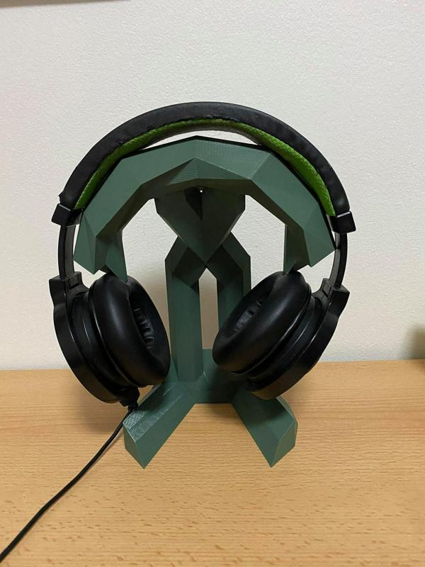 Low Poly Modern Headset Stand