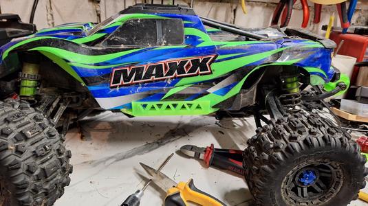 Traxxas MAXX V2 Sidebar