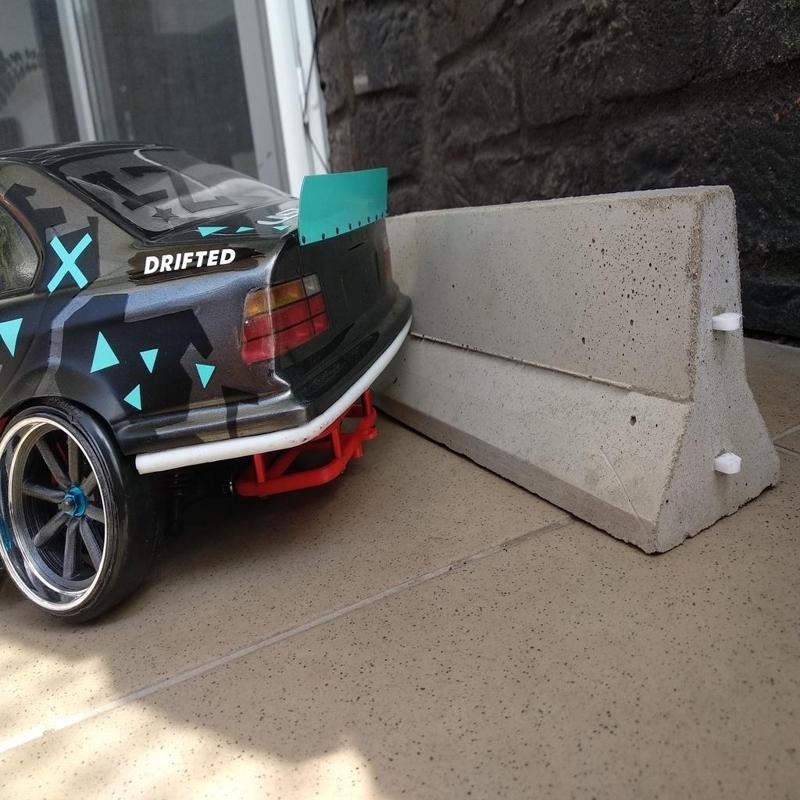 Concrete barrier mold for 1/10 RC