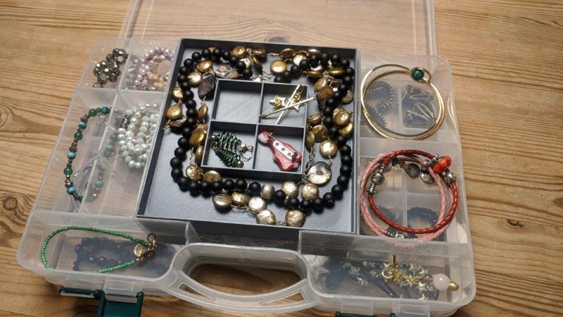 Jewelry box insert for necklaces