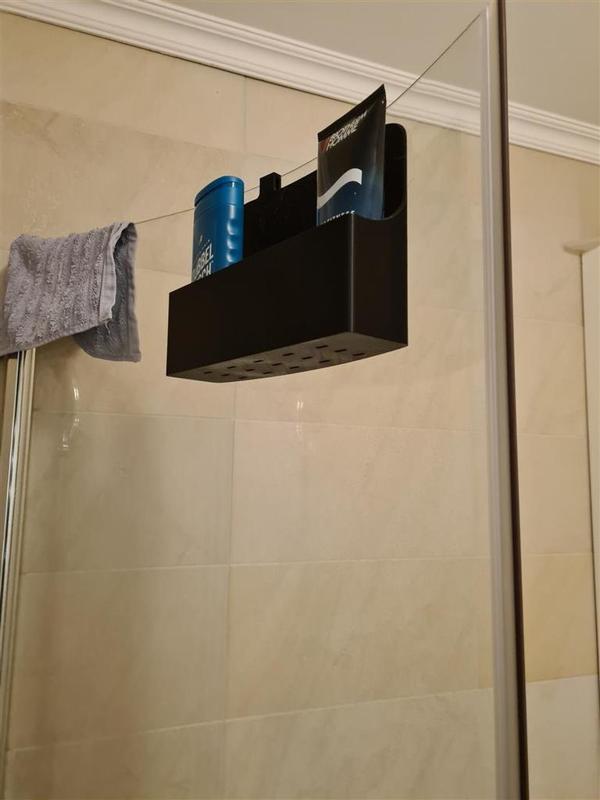 Bottle hanger bath for curved glass door