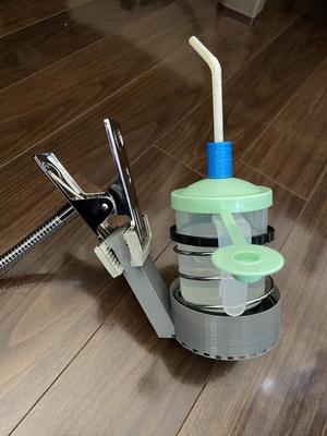 Self-help device for water withdrawal for people with quadriplegia