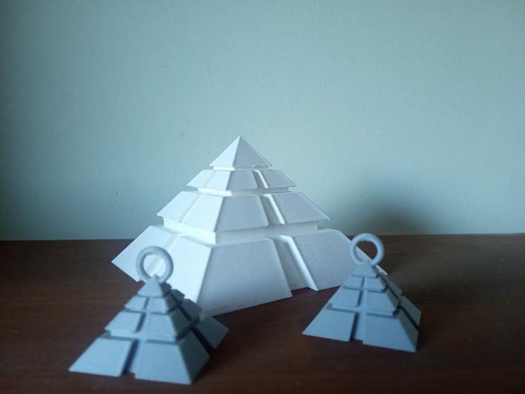 Stargate pyramid keychain
