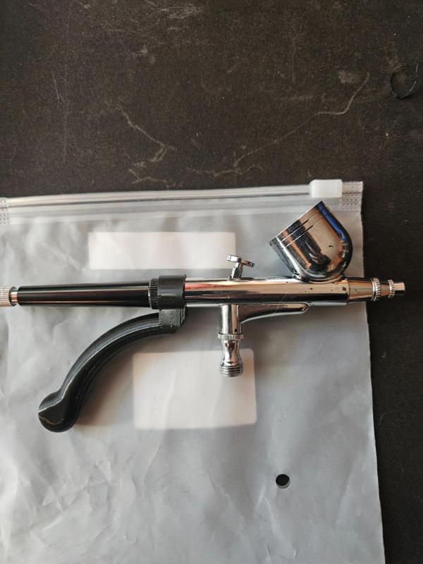 Airbrush grip handle