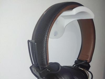 Headphone holder for wall