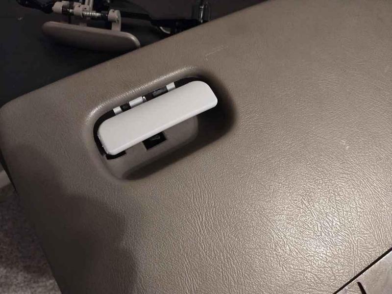 Glovebox Handle Chevrolet S10 / Blazer, GMC Sonoma / Jimmy, Isuzu Hombre, Odsmobile Bravada