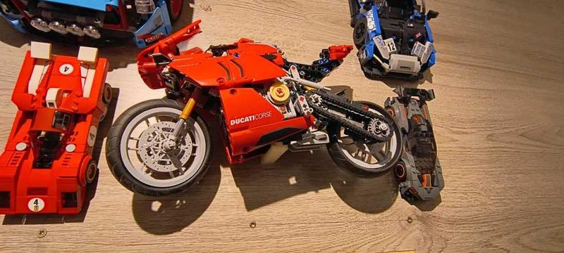Wallmount for Lego Technic Ducati Panigale v4 r - 42107