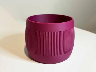 Small elegant ribbed planter
