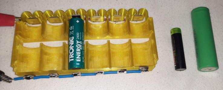 Adjustable size battery holder for parallel charging/discharging AAA-18650