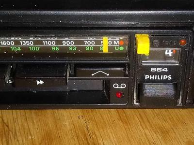 Philips radio turnolock button