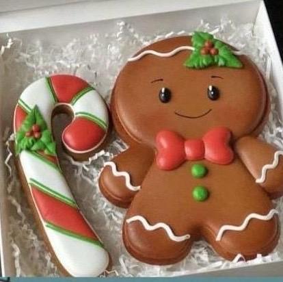 GINGER + CANDY CANE COOKIE CUTTER GINGERBREAD