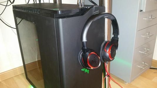 NZXT H440 Headphones hook