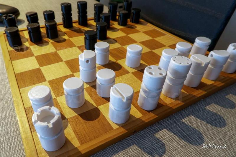 Pièces pour jouer au échecs. J'ai dessiné et réalisé ces pièces en bois en 1979. Une version revisitée semble bien convenir pour l'impression 3D :-)