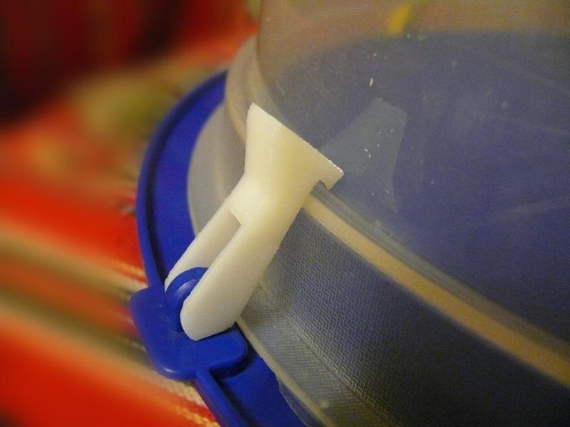 Replacement clip for cake holder (for mom)