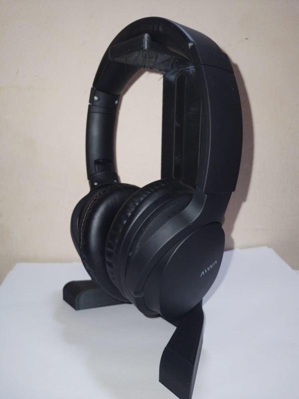 Headphone holder with recesses