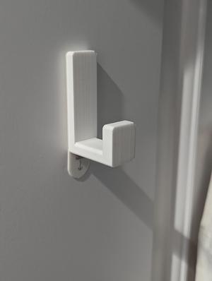 Wall hook that uses 3m command strips