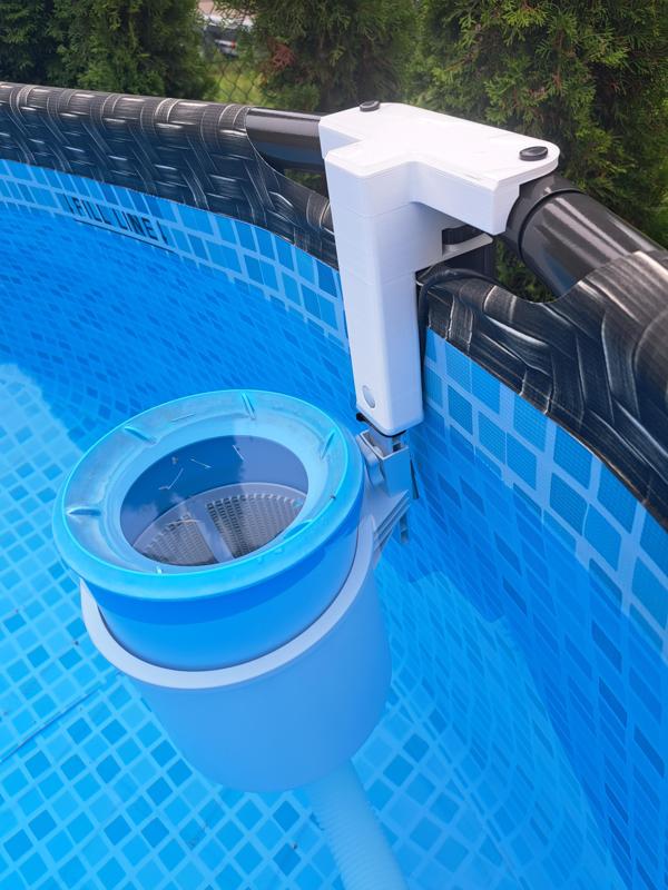 pool skimmer holder