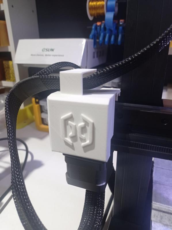 Artillery Sidewinder X4 Pro/Plus - Guia de cable extrusor en carcasa lateral izquieda.