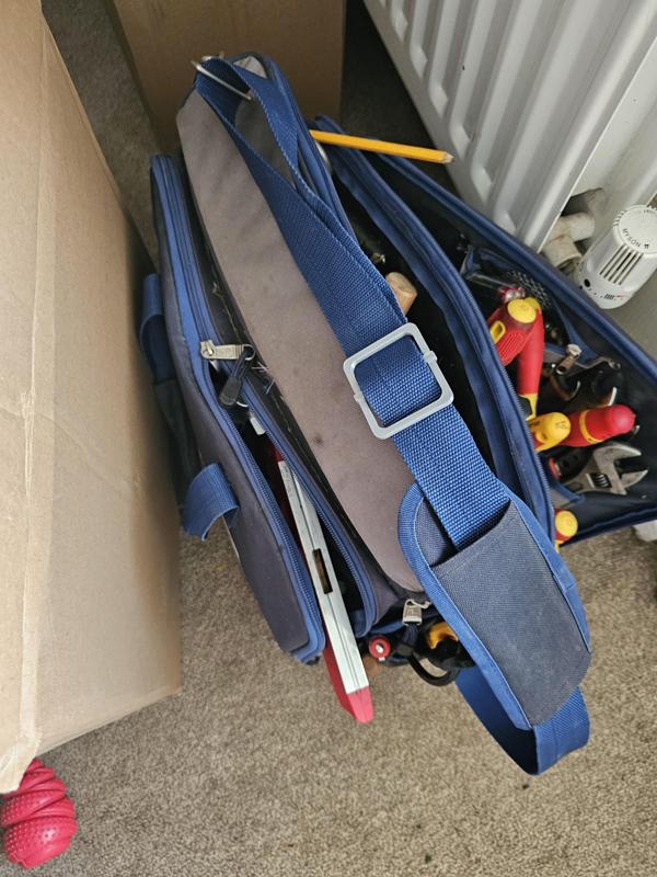 Adjustable clip for shoulder strap