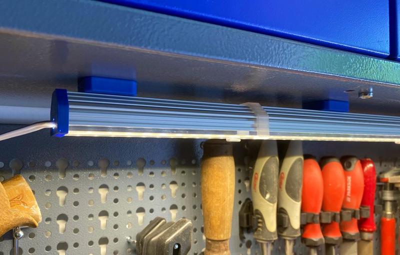 Magnetic holder for T-nut profiles (Magnethalter für T-Nut Profile)