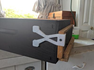 Beehive robbing screen clips 