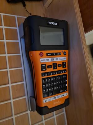 Gridfinity Stand for Brother P-Touch 550 Labelmaker