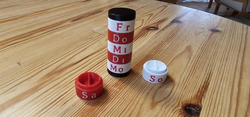 Anpassbare Tablettenbox für Reisen / Adjustable Pillbox For Traveling