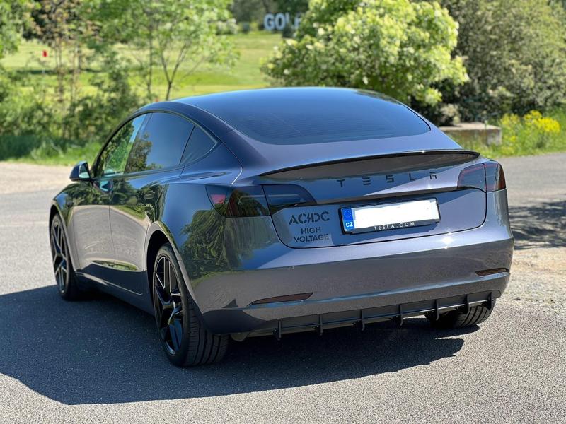 Rear bumper diffuser for TESLA Model 3