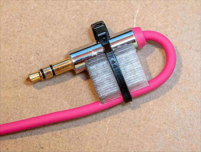 Headphones cable support